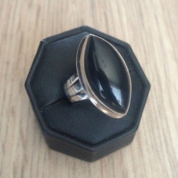 Zilveren edelsteen ring ovale Onyx ring maat 18.5 mm.